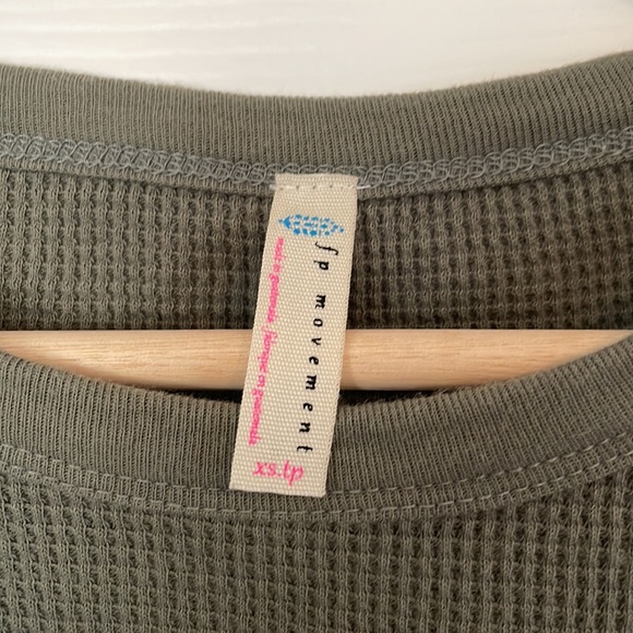 Free People Movement Cropped Top - size xs - Picture 3 of 4